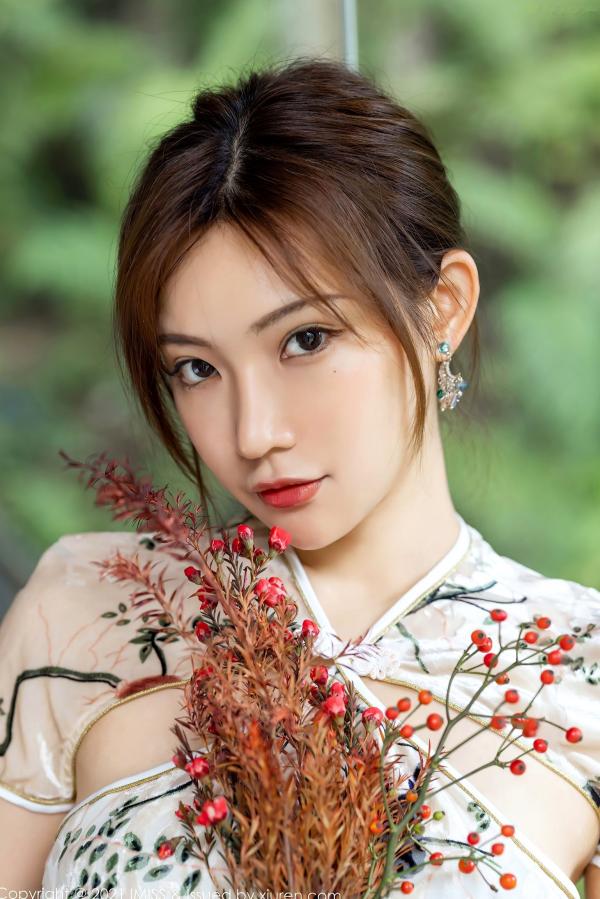    IMiss爱蜜社633-小狐狸Kathryn：白色碎花旗袍室内写真，温婉气质与丝袜诱惑，展现东方美人的曼妙身姿与极致性感。第15张图片