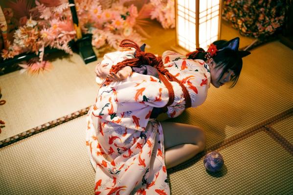    落落Raku-成人式：精致和服诱惑，猫耳装扮与红绳私房写真，极致身材尽显日系魅力第26张图片