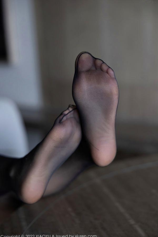    XiaoYu语画界817 室内私房写真 浅色蕾丝透视连体衣搭配黑丝袜 极致诱惑与野性美感 (2022.07.11)第72张图片