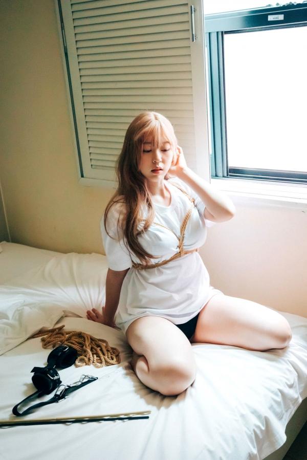    韩国美女Mozzi私房大尺度绳缚写真：软妹化身禁欲尤物，镣铐元素演绎极致诱惑主题第3张图片