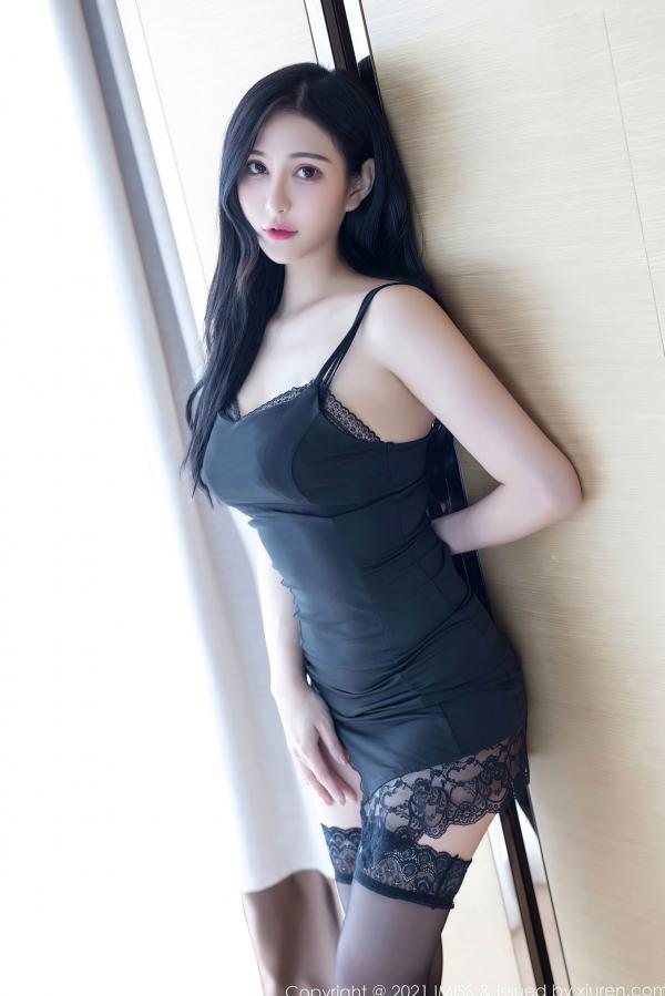    IMiss爱蜜社-Lavinia私房写真：黑色吊带裙与诱惑黑丝，展现丰满肉感女神的极致魅力第4张图片
