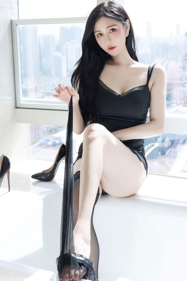    IMiss爱蜜社-Lavinia私房写真：黑色吊带裙与诱惑黑丝，展现丰满肉感女神的极致魅力第27张图片