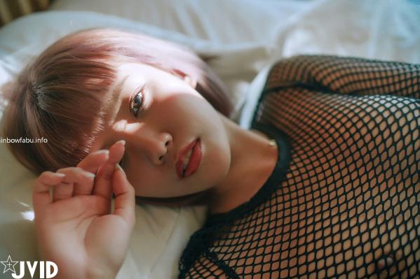    JVID-果寶寶-未曾谋面的网恋小女友：短发私房写真，网眼诱惑、大尺度自然光影，极品纯欲诱惑第1张图片
