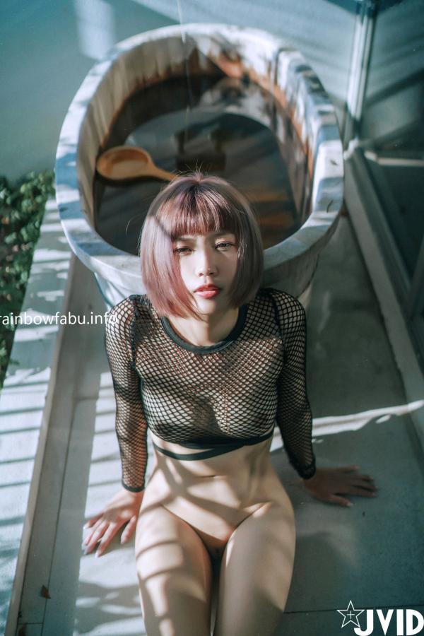    JVID-果寶寶-未曾谋面的网恋小女友：短发私房写真，网眼诱惑、大尺度自然光影，极品纯欲诱惑第24张图片