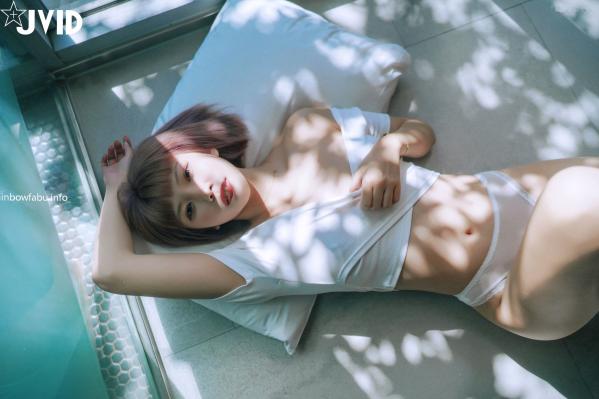    JVID-果寶寶-未曾谋面的网恋小女友：短发私房写真，网眼诱惑、大尺度自然光影，极品纯欲诱惑第133张图片