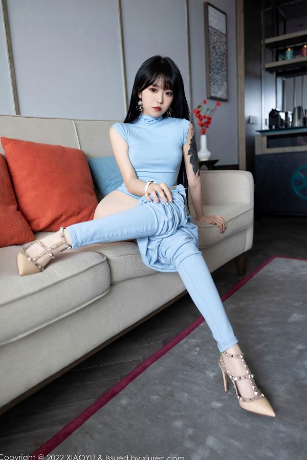    XiaoYu语画界-797-奶瓶-蓝色修身背心牛仔裤私房写真-清纯气质都市美女居家日常第32张图片