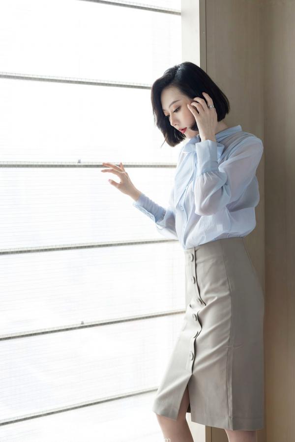    IMiss爱蜜社605期艺轩私房：暖色调主题薄透肉丝美腿，极致诱惑性感视觉盛宴第15张图片
