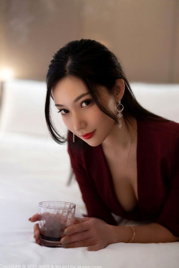   IMiss爱蜜社-598-小狐狸Kathryn-猩红色外套黑丝-2021.06.02-卧室私房职场御姐风-无圣光大尺度第4张图片