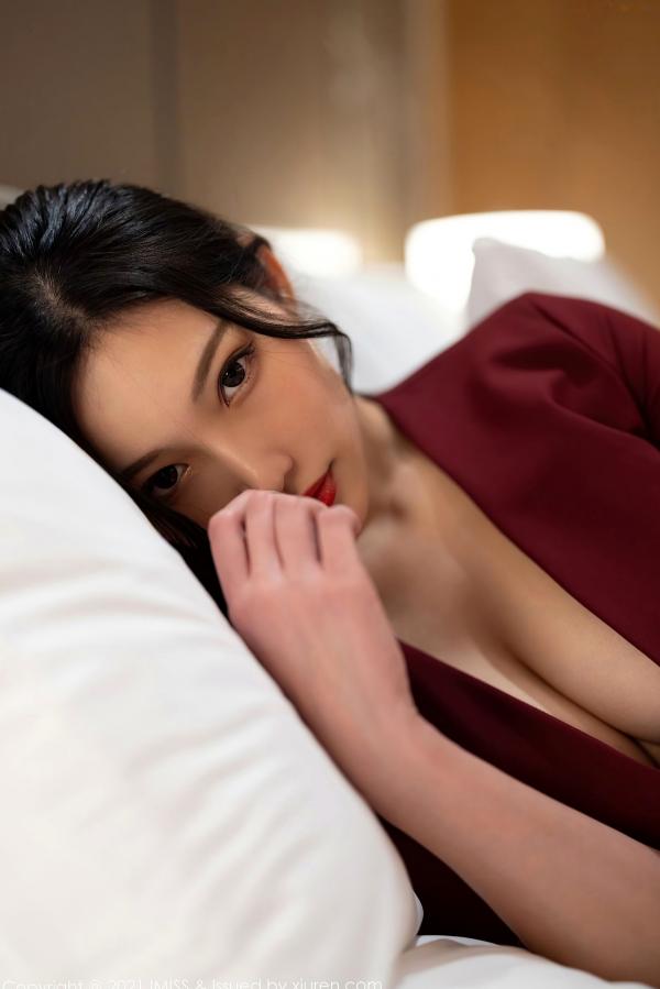    IMiss爱蜜社-598-小狐狸Kathryn-猩红色外套黑丝-2021.06.02-卧室私房职场御姐风-无圣光大尺度第42张图片