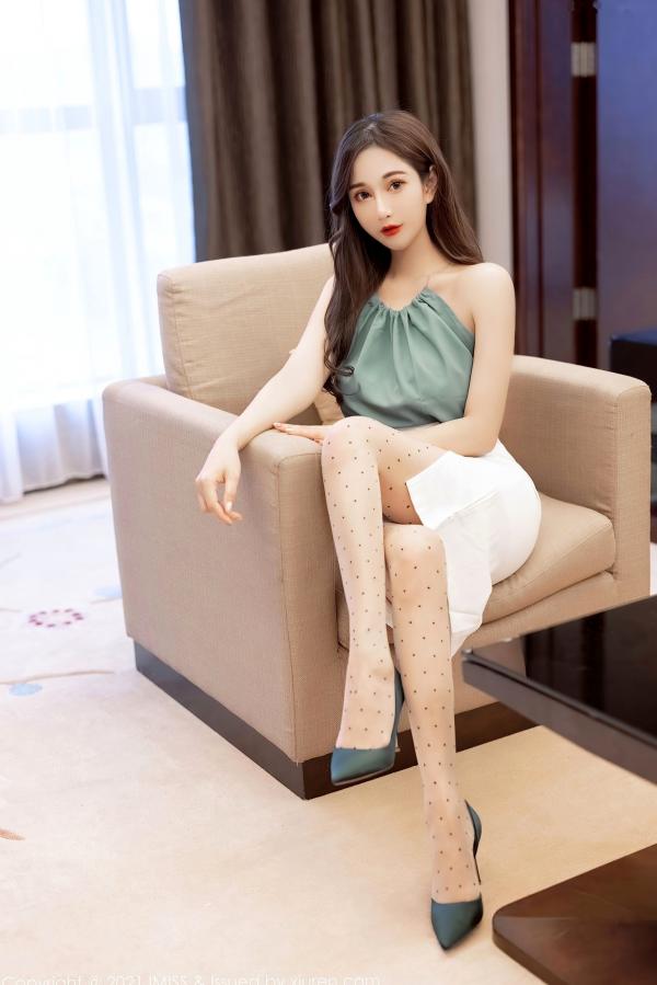    IMiss爱蜜社第590期：Lavinia肉肉性感私房写真，暗绿吊带配波点丝袜尽显知性诱惑第9张图片