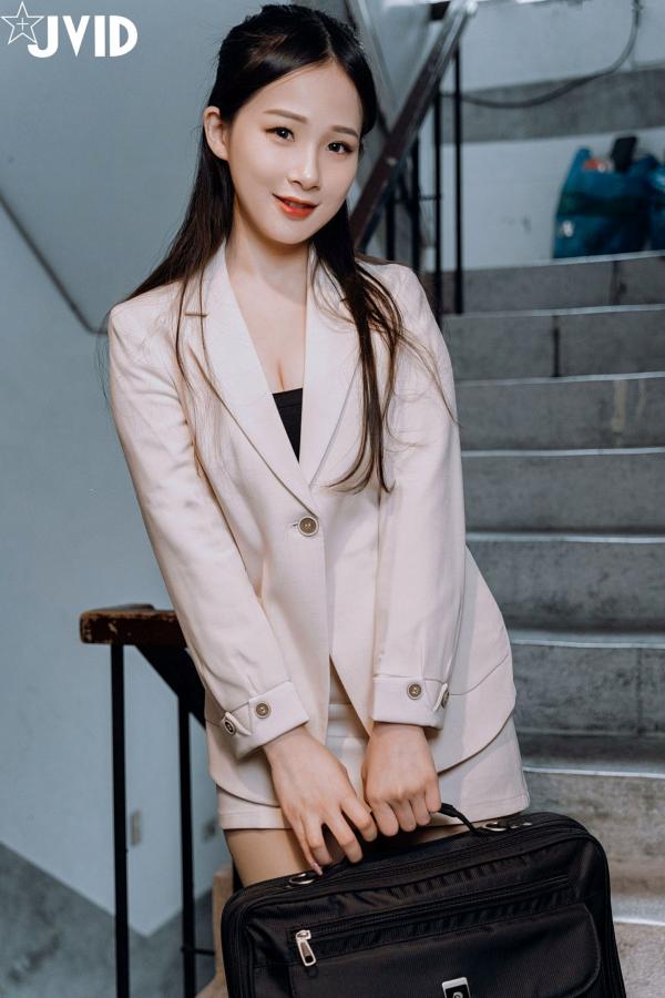    JVID婕咪：职场风干练白西装推销员，御姐诱惑互动，大尺度飞机杯激情演示，完美身材尽显极致魅惑第1张图片