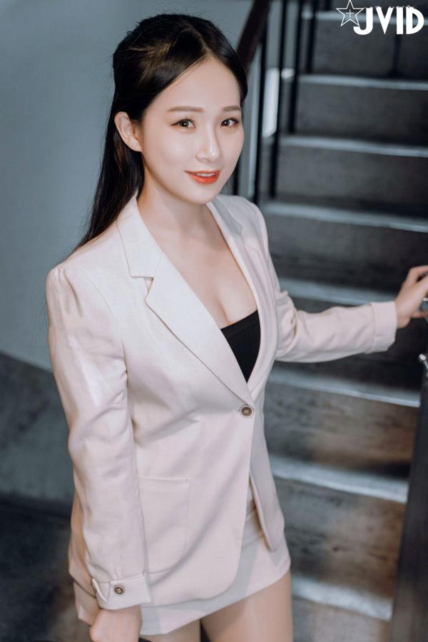    JVID婕咪：职场风干练白西装推销员，御姐诱惑互动，大尺度飞机杯激情演示，完美身材尽显极致魅惑第3张图片