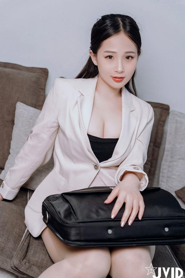    JVID婕咪：职场风干练白西装推销员，御姐诱惑互动，大尺度飞机杯激情演示，完美身材尽显极致魅惑第4张图片