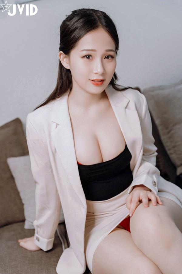    JVID婕咪：职场风干练白西装推销员，御姐诱惑互动，大尺度飞机杯激情演示，完美身材尽显极致魅惑第6张图片