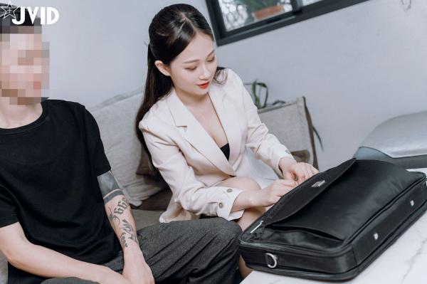    JVID婕咪：职场风干练白西装推销员，御姐诱惑互动，大尺度飞机杯激情演示，完美身材尽显极致魅惑第9张图片