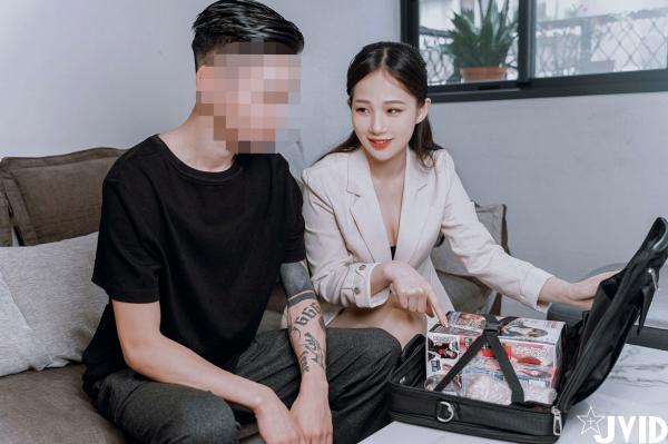    JVID婕咪：职场风干练白西装推销员，御姐诱惑互动，大尺度飞机杯激情演示，完美身材尽显极致魅惑第10张图片