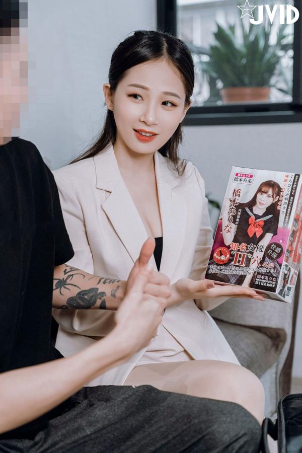    JVID婕咪：职场风干练白西装推销员，御姐诱惑互动，大尺度飞机杯激情演示，完美身材尽显极致魅惑第11张图片