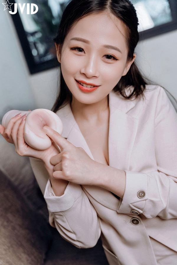    JVID婕咪：职场风干练白西装推销员，御姐诱惑互动，大尺度飞机杯激情演示，完美身材尽显极致魅惑第15张图片