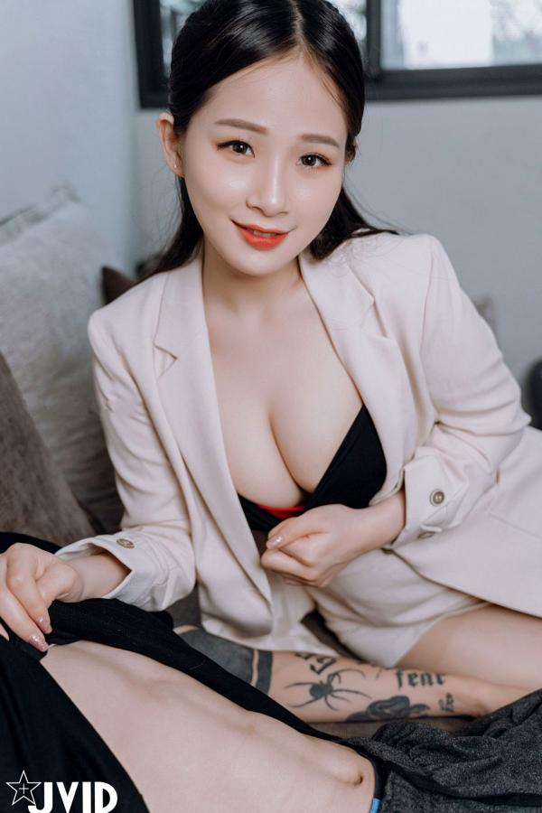    JVID婕咪：职场风干练白西装推销员，御姐诱惑互动，大尺度飞机杯激情演示，完美身材尽显极致魅惑第23张图片