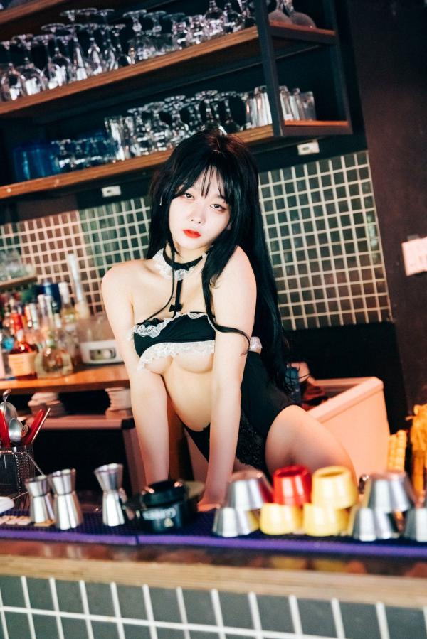    韩国美女琪雅Zia酒吧诱惑写真，性感蕾丝内衣制服诱惑，撩人吧台氛围感大片第2张图片