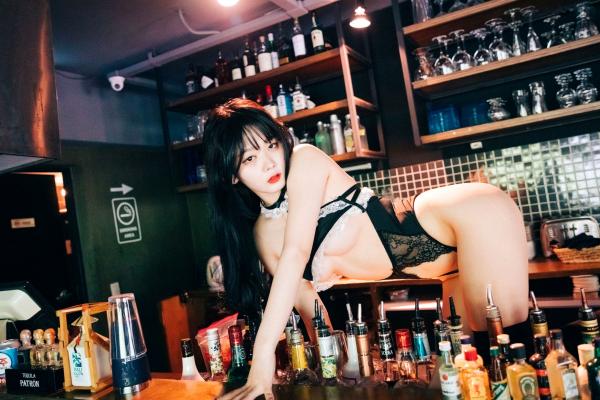    韩国美女琪雅Zia酒吧诱惑写真，性感蕾丝内衣制服诱惑，撩人吧台氛围感大片第6张图片