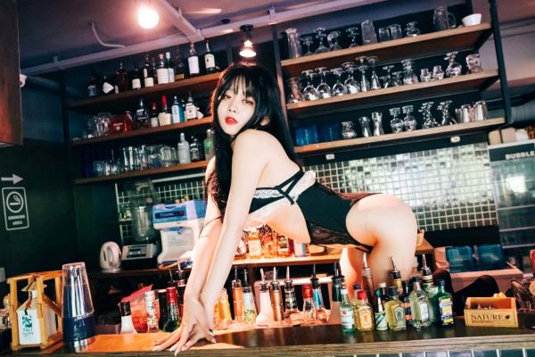    韩国美女琪雅Zia酒吧诱惑写真，性感蕾丝内衣制服诱惑，撩人吧台氛围感大片第9张图片