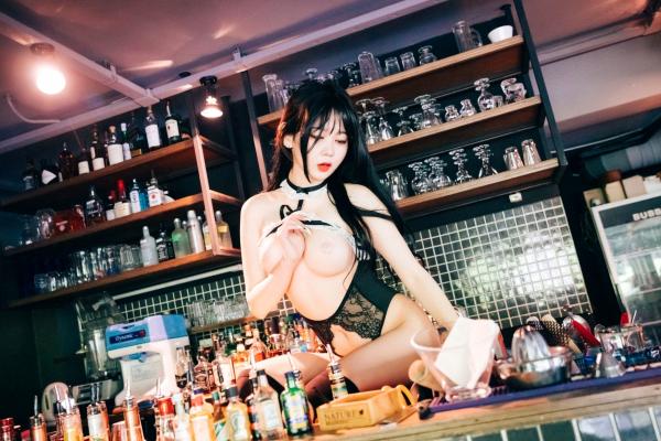    韩国美女琪雅Zia酒吧诱惑写真，性感蕾丝内衣制服诱惑，撩人吧台氛围感大片第21张图片