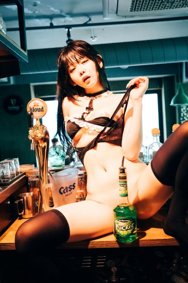    韩国美女琪雅Zia酒吧诱惑写真，性感蕾丝内衣制服诱惑，撩人吧台氛围感大片第40张图片