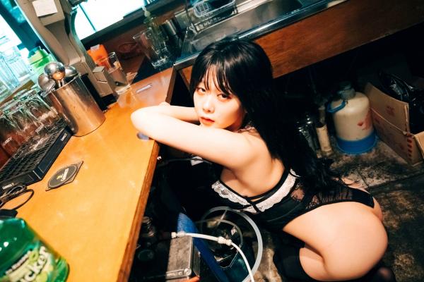    韩国美女琪雅Zia酒吧诱惑写真，性感蕾丝内衣制服诱惑，撩人吧台氛围感大片第49张图片