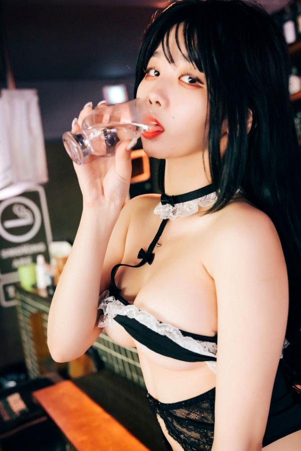    韩国美女琪雅Zia酒吧诱惑写真，性感蕾丝内衣制服诱惑，撩人吧台氛围感大片第56张图片