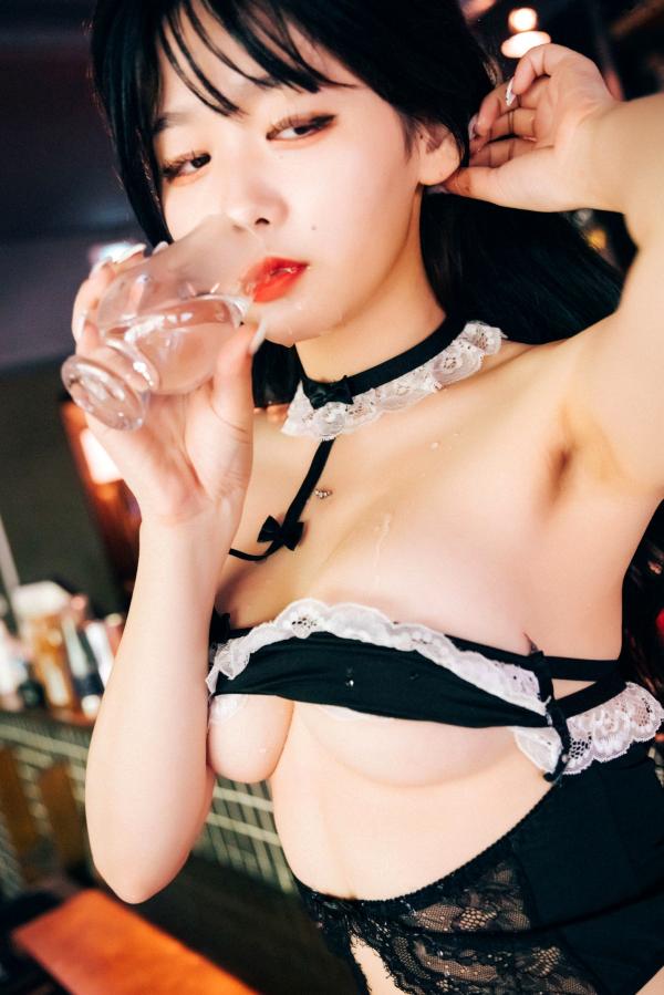   韩国美女琪雅Zia酒吧诱惑写真，性感蕾丝内衣制服诱惑，撩人吧台氛围感大片第58张图片