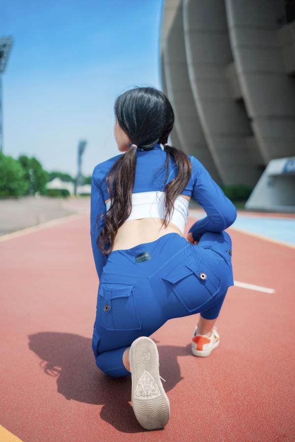    韩国美女Zzyuri清爽蓝白运动风美图，户外运动场的活力性感女神，紧身剪裁勾勒火辣身材，绽放迷人魅力第51张图片