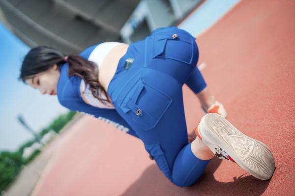    韩国美女Zzyuri清爽蓝白运动风美图，户外运动场的活力性感女神，紧身剪裁勾勒火辣身材，绽放迷人魅力第52张图片