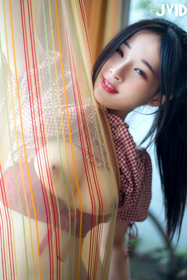    JVID-婕咪-一日取精快递服务员：红色格纹制服诱惑，极致私房大尺度写真，演绎性感女神火辣姿态第53张图片