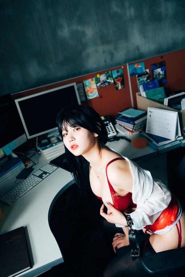    韩国美女-琪雅-Zia-办公室制服诱惑系列，职场禁锢风，黑丝长腿，大尺度唯美展现第54张图片