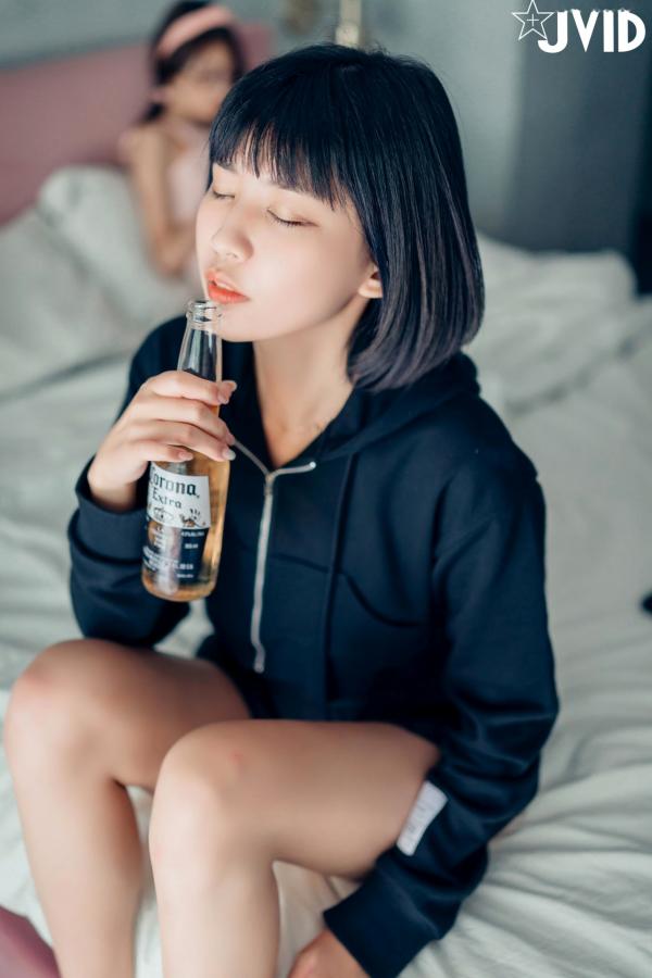    JVID果寶寶与妍妍闺蜜私房大片：清新唯美双生花，展现治愈系极品尤物的曼妙身姿与极致性感诱惑第8张图片