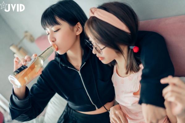    JVID果寶寶与妍妍闺蜜私房大片：清新唯美双生花，展现治愈系极品尤物的曼妙身姿与极致性感诱惑第12张图片