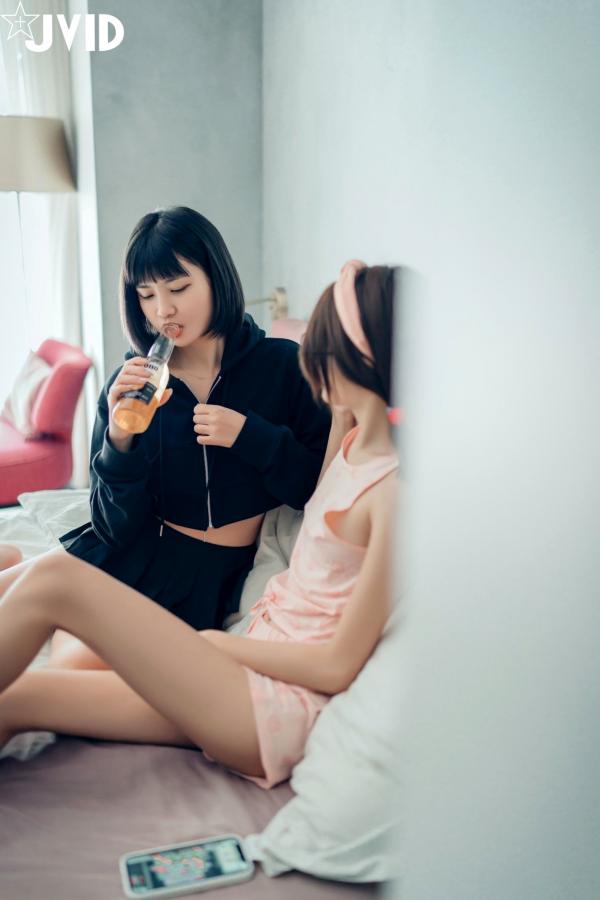    JVID果寶寶与妍妍闺蜜私房大片：清新唯美双生花，展现治愈系极品尤物的曼妙身姿与极致性感诱惑第13张图片