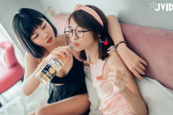    JVID果寶寶与妍妍闺蜜私房大片：清新唯美双生花，展现治愈系极品尤物的曼妙身姿与极致性感诱惑第16张图片