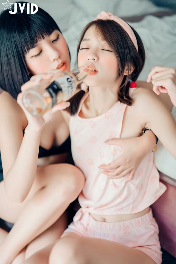    JVID果寶寶与妍妍闺蜜私房大片：清新唯美双生花，展现治愈系极品尤物的曼妙身姿与极致性感诱惑第25张图片