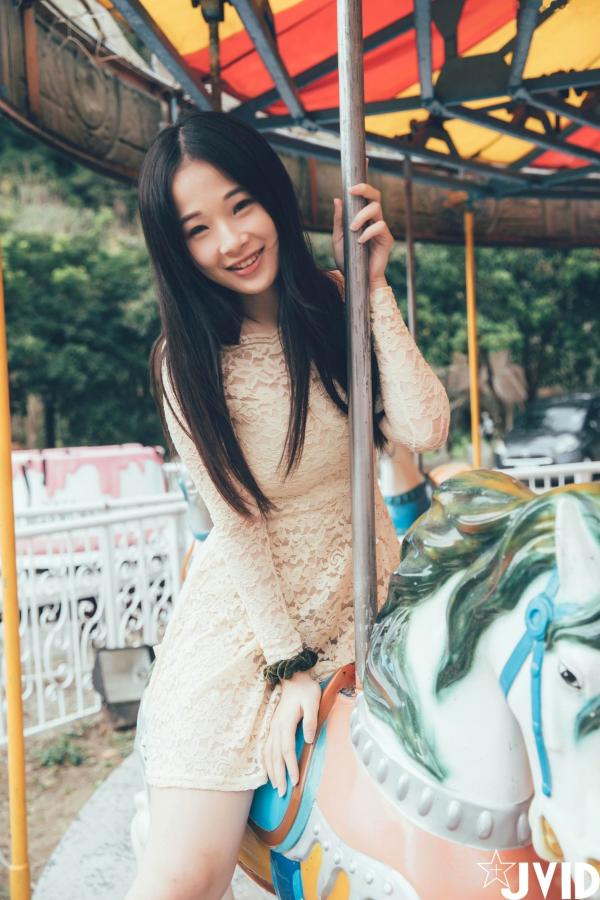    JVID-婕咪-日租女友：游乐园浪漫约会与诱惑床照，清纯与大尺度的双重极致视觉体验第5张图片