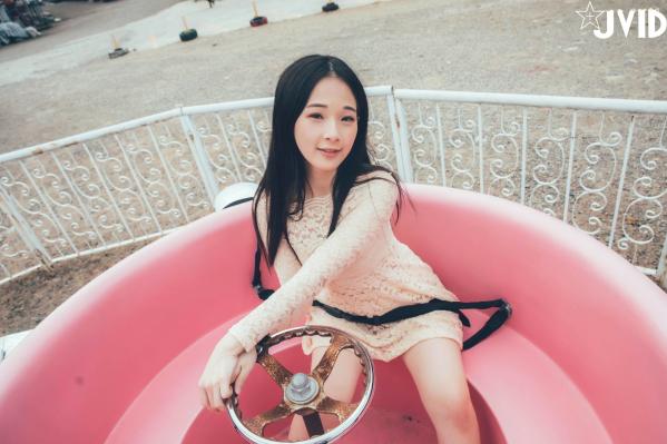    JVID-婕咪-日租女友：游乐园浪漫约会与诱惑床照，清纯与大尺度的双重极致视觉体验第15张图片
