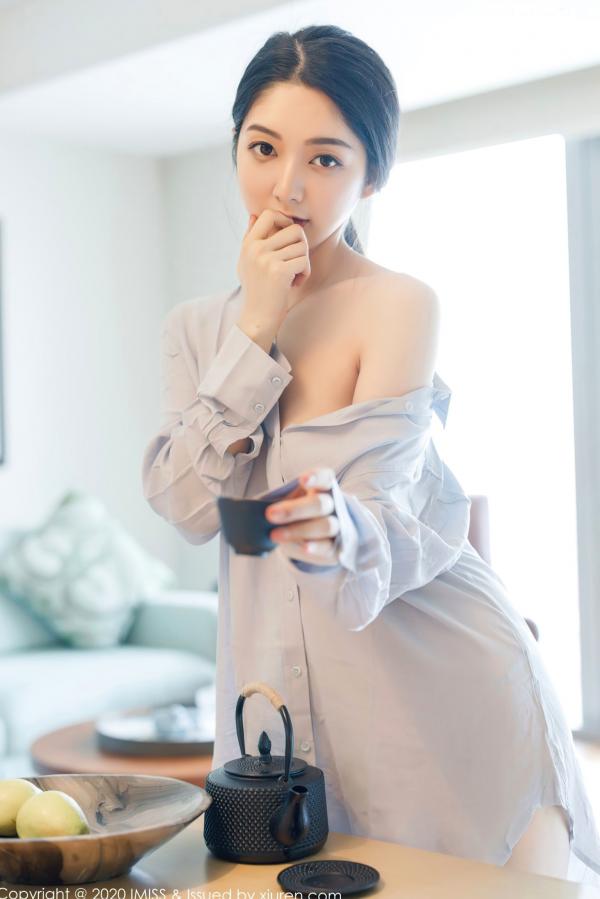    IMiss爱蜜社499期：小热巴居家私房写真，浅色衬衫下美腿诱惑，尽显清纯风情，无圣光大尺度呈现，极致温柔与性感并存第52张图片