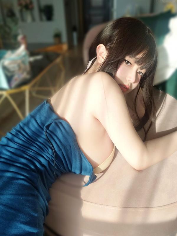    女主K-乘凉的姐姐：修身蓝裙家居私房写真，童颜巨乳清纯与性感的完美碰撞第38张图片