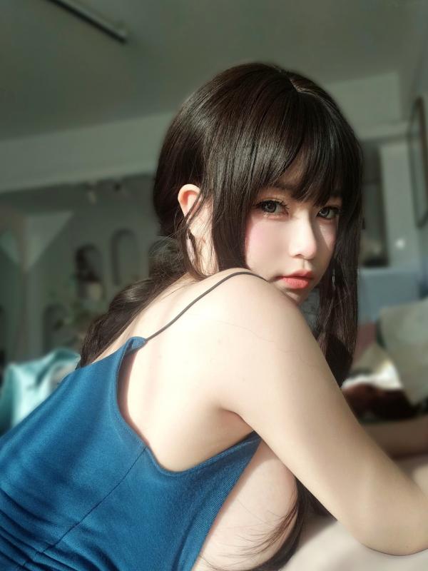    女主K-乘凉的姐姐：修身蓝裙家居私房写真，童颜巨乳清纯与性感的完美碰撞第39张图片