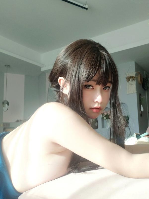    女主K-乘凉的姐姐：修身蓝裙家居私房写真，童颜巨乳清纯与性感的完美碰撞第41张图片