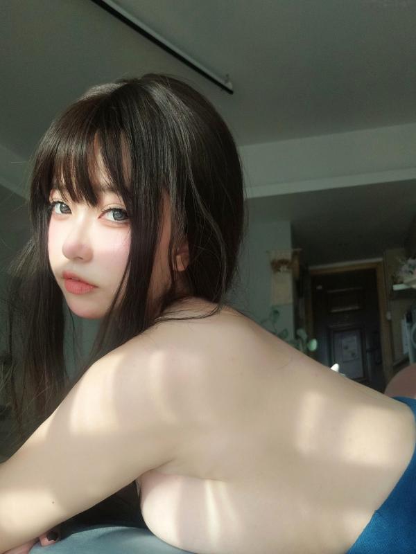    女主K-乘凉的姐姐：修身蓝裙家居私房写真，童颜巨乳清纯与性感的完美碰撞第43张图片