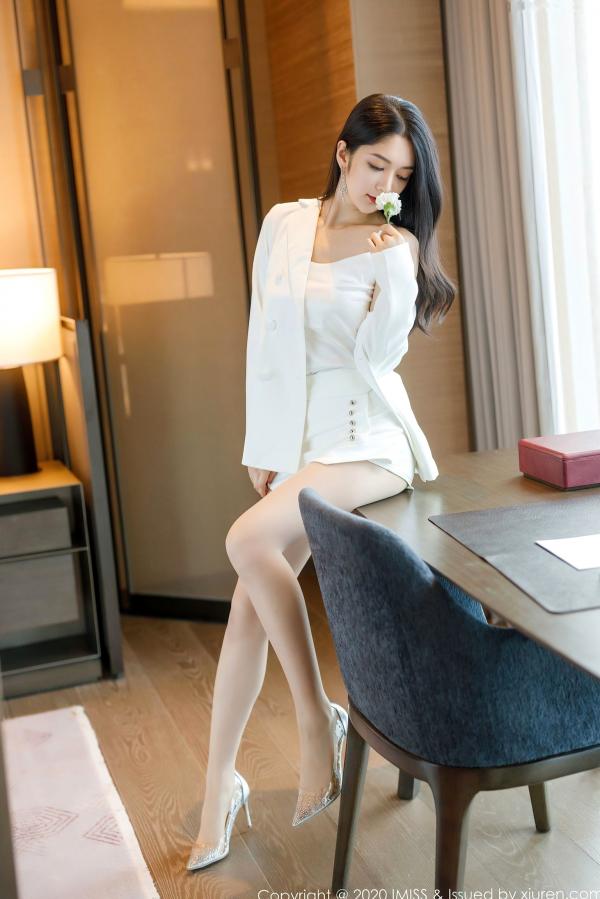    IMiss爱蜜社484期：小热巴穿白色丝滑睡裙与西装的优雅诱惑，室内私房写真，气质女神精致大片，无圣光大尺度唯美呈现第6张图片