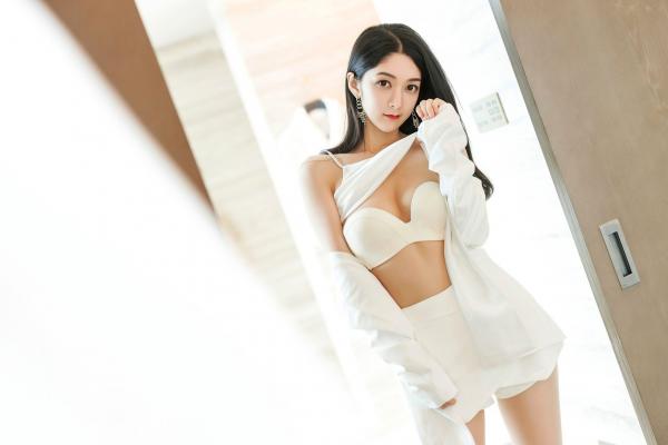    IMiss爱蜜社484期：小热巴穿白色丝滑睡裙与西装的优雅诱惑，室内私房写真，气质女神精致大片，无圣光大尺度唯美呈现第31张图片