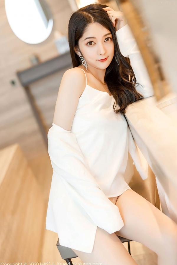   IMiss爱蜜社484期：小热巴穿白色丝滑睡裙与西装的优雅诱惑，室内私房写真，气质女神精致大片，无圣光大尺度唯美呈现第44张图片